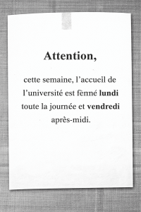 avis universitaire en noir et blanc