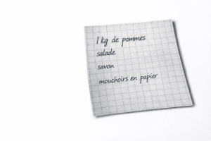 liste de courses manuscrite sur papier quadrillé